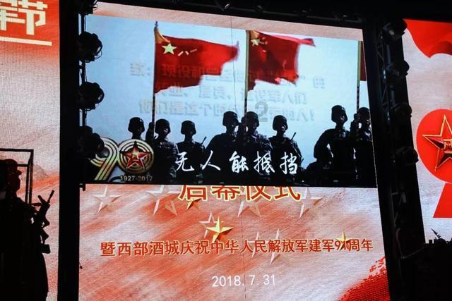 超有爱瞬间！师傅高空作业时隔窗逗娃（来源：长沙政法频道）